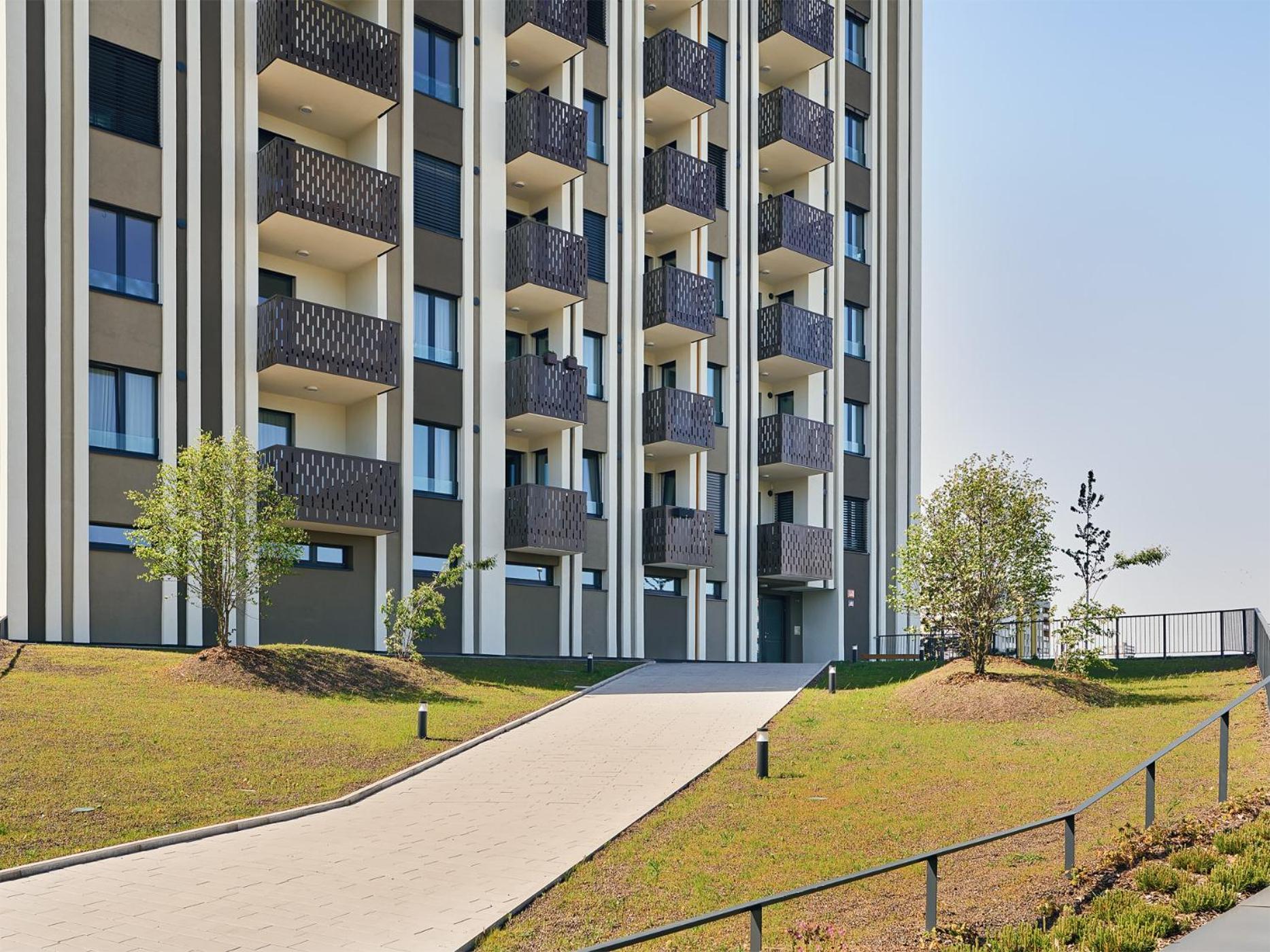 Luxury Sunny Home - Garage Parking, Metro, Balcony, Ps5 With Games ปราก ภายนอก รูปภาพ